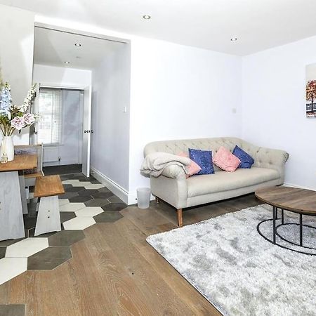 Lovely 2-Bed In Windsor Free Parking, 1 Mile From Legoland Екстериор снимка