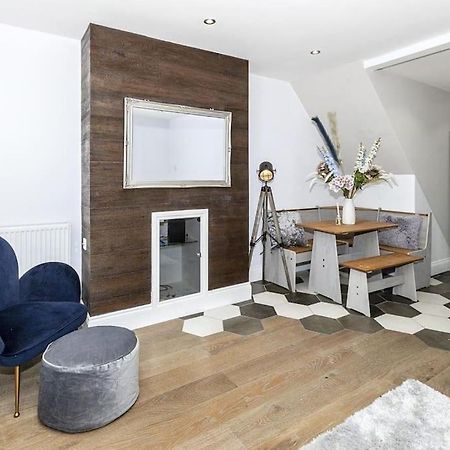 Lovely 2-Bed In Windsor Free Parking, 1 Mile From Legoland Екстериор снимка