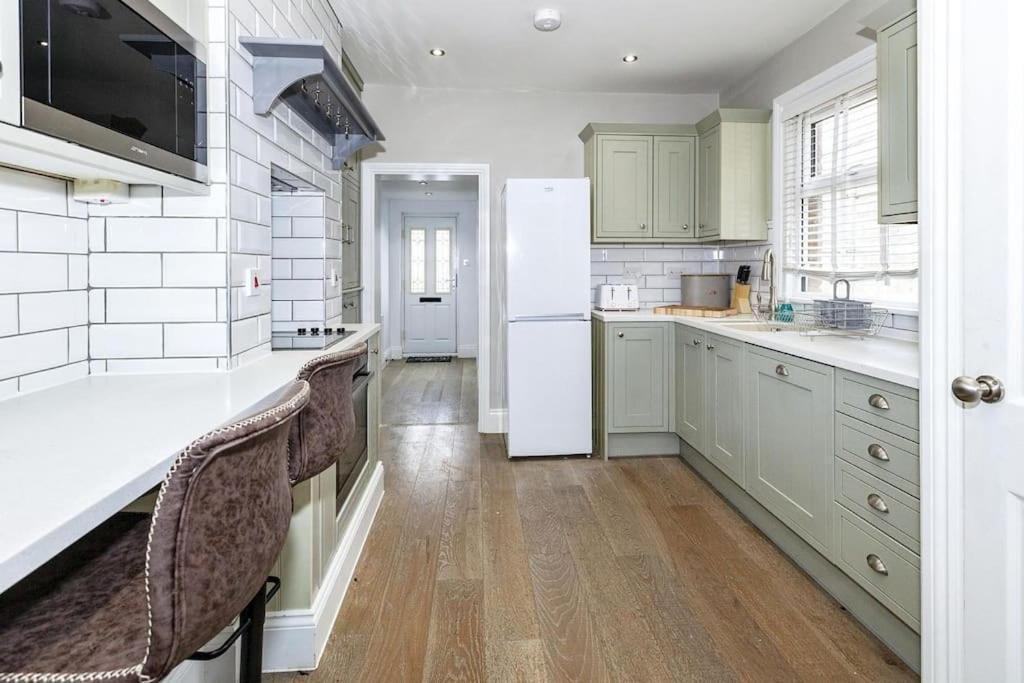 Lovely 2-Bed In Windsor Free Parking, 1 Mile From Legoland Екстериор снимка