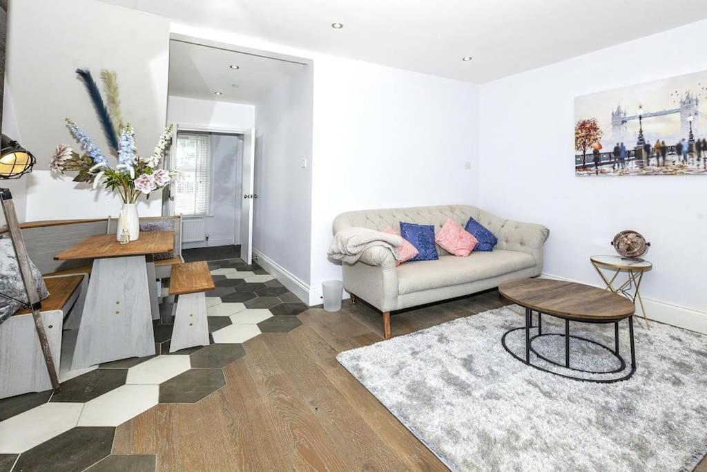 Lovely 2-Bed In Windsor Free Parking, 1 Mile From Legoland Екстериор снимка