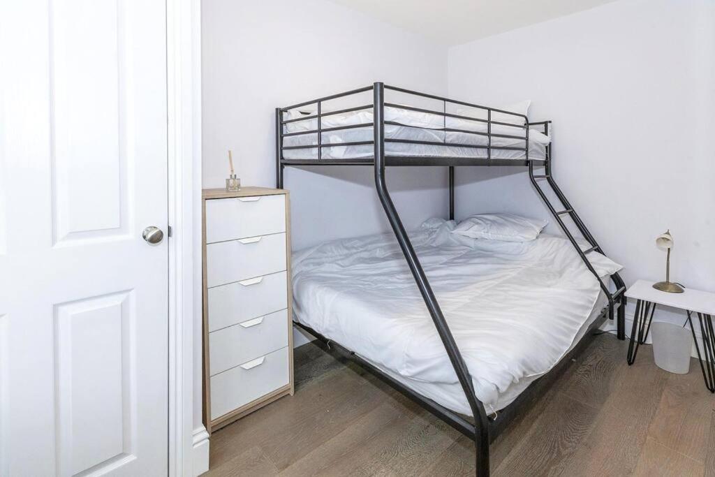 Lovely 2-Bed In Windsor Free Parking, 1 Mile From Legoland Екстериор снимка